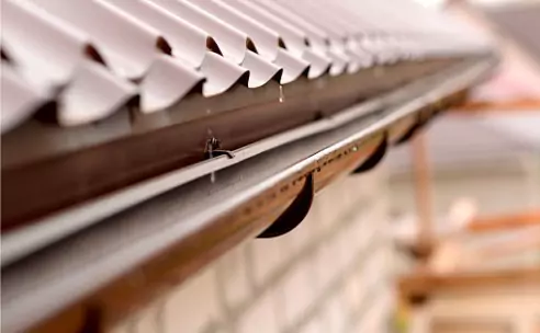 holder-gutter-drainage-system-on-the-roof