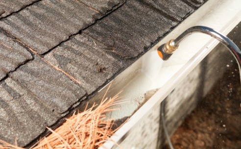 rain-gutter-cleaning-with-pressure-washer